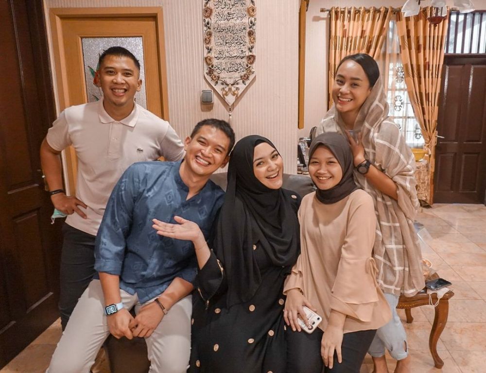 Potret kedekatan 13 seleb bareng saudara ipar, kompak abis