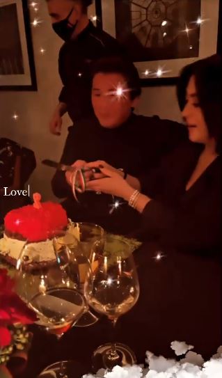 8 Momen dinner Syahrini dan Reino Barack rayakan anniversary, romantis