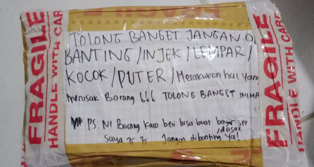 10 Pesan lucu 'jangan dibanting' berkedok curhat di paket, buat ngakak