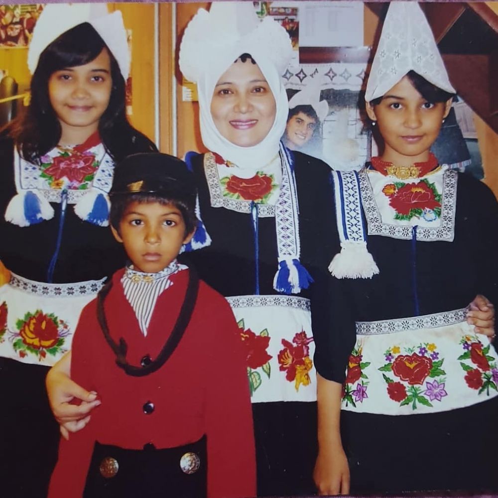 10 Potret masa kecil Shireen Sungkar ini bak kembar dengan putrinya