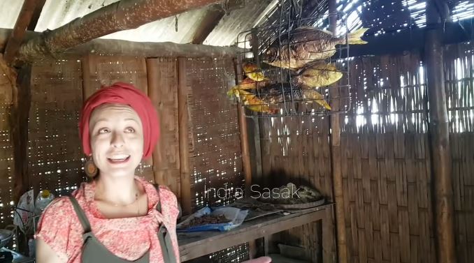 Menikah dengan pria asal lombok, Bule ini bahagia tinggal di gubuk