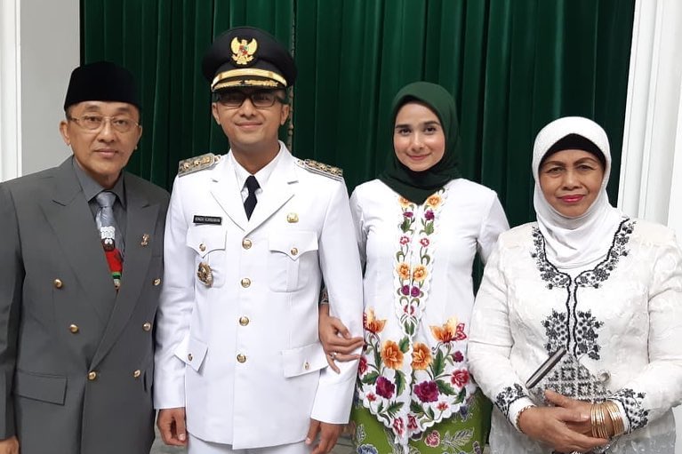 Beda gaya 6 seleb dampingi suami saat dilantik jadi kepala daerah