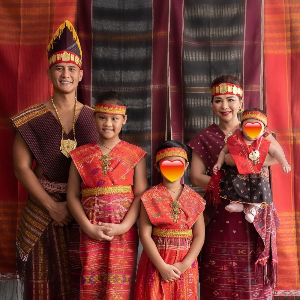 7 Pemotretan Choky Sitohang dan keluarga kenakan ulos Batak, memesona