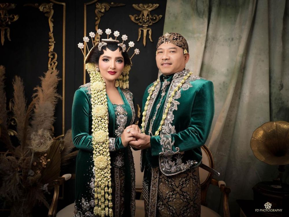 Penampilan 7 pasangan seleb dandan ala pengantin Jawa, manglingi