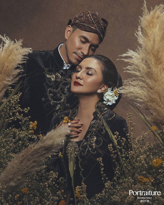 Penampilan 7 pasangan seleb dandan ala pengantin Jawa, manglingi