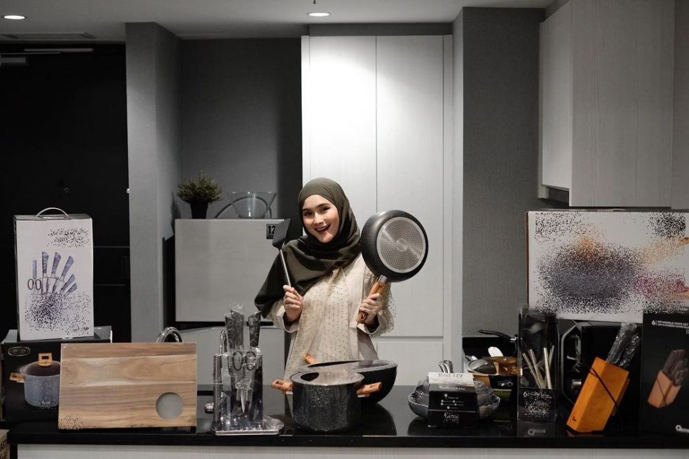 10 Penampakan rumah Miqdad Addausy, desain dapurnya curi perhatian