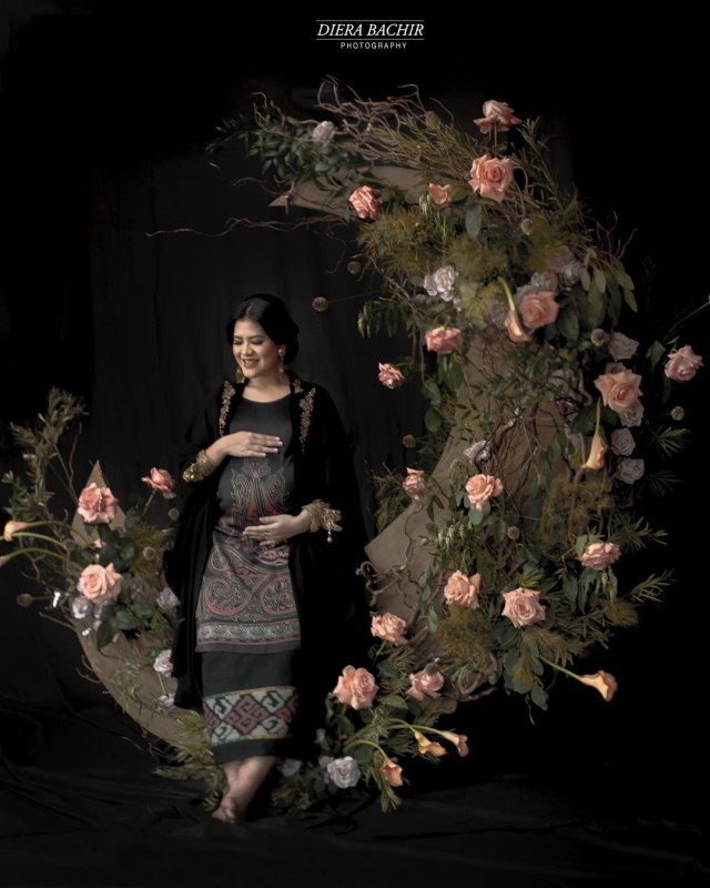 10 Potret Kahiyang Ayu pakai kain etnik, penampilannya curi perhatian