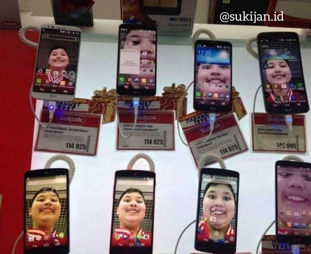 7 Aksi kocak warganet di konter, selfie pakai HP pajangan
