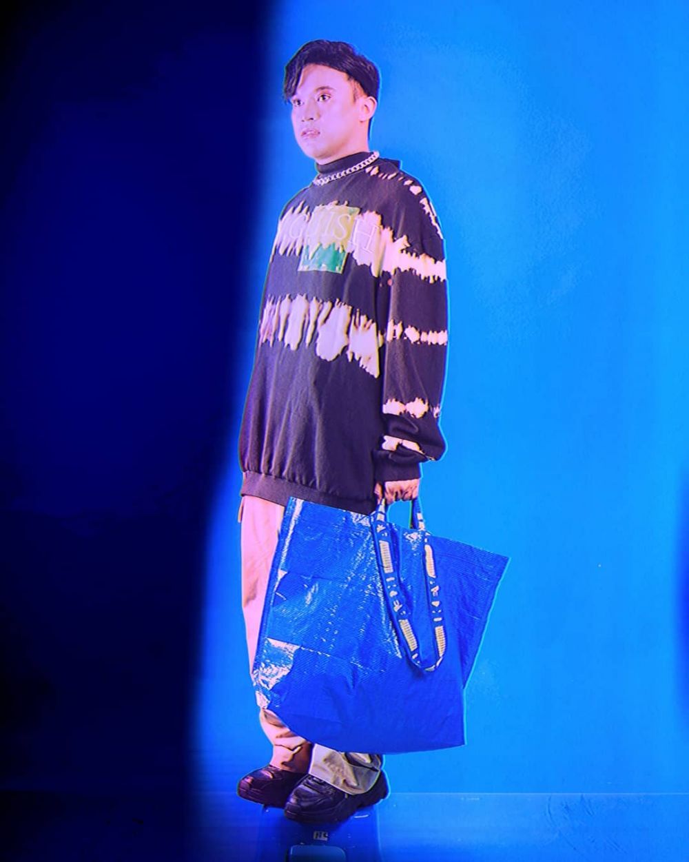 8 Gaya Anwar Sanjaya saat pemotretan, bak model profesional