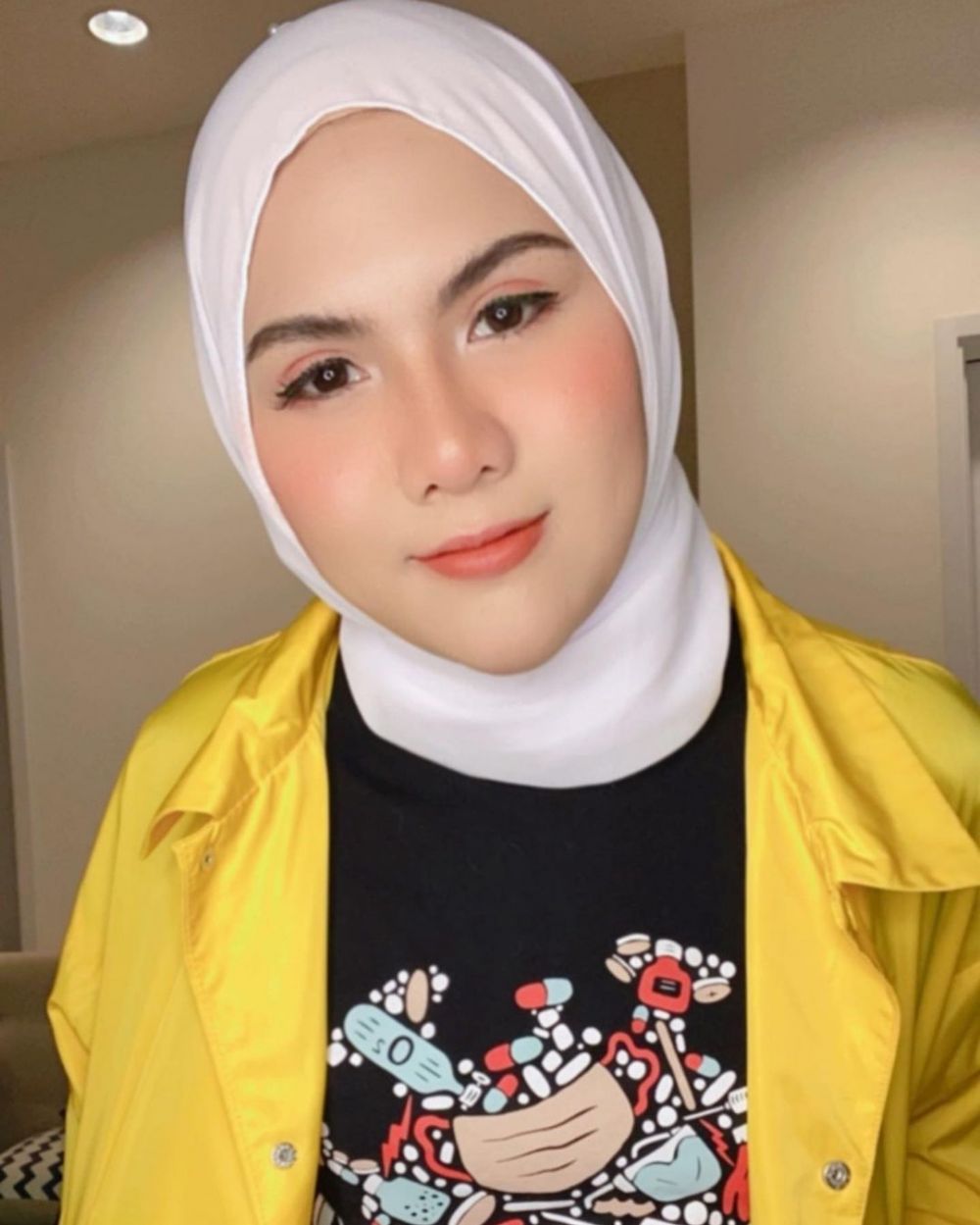 10 Potret terbaru Evelyn Nada Anjani dengan hijab, tampil anggun