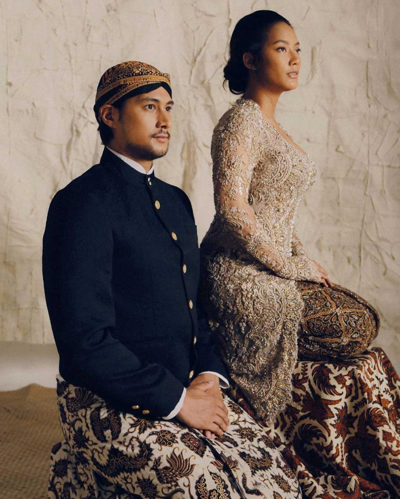 Momen 8 seleb blasteran pakai blangkon, auranya terpancar