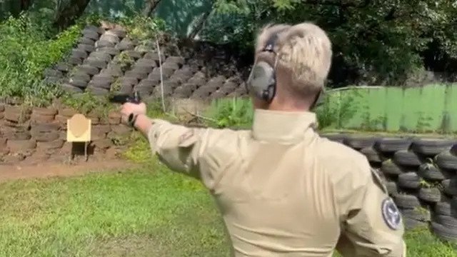 8 Momen Azka Corbuzier latihan menembak, gayanya bikin salah fokus