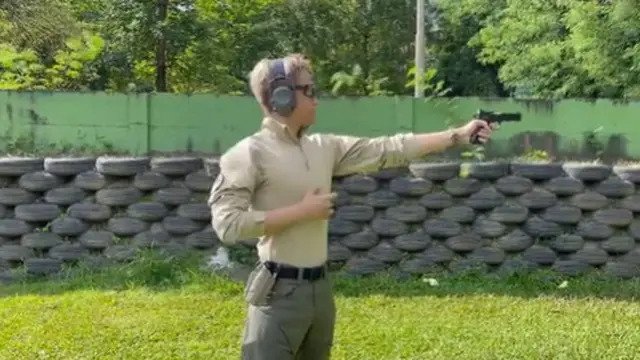 8 Momen Azka Corbuzier latihan menembak, gayanya bikin salah fokus