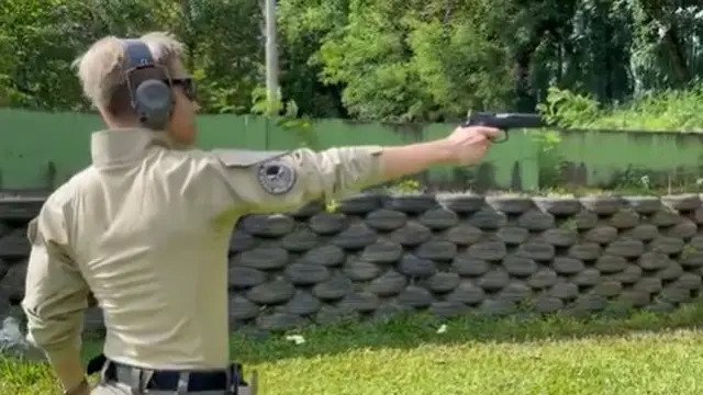 8 Momen Azka Corbuzier latihan menembak, gayanya bikin salah fokus