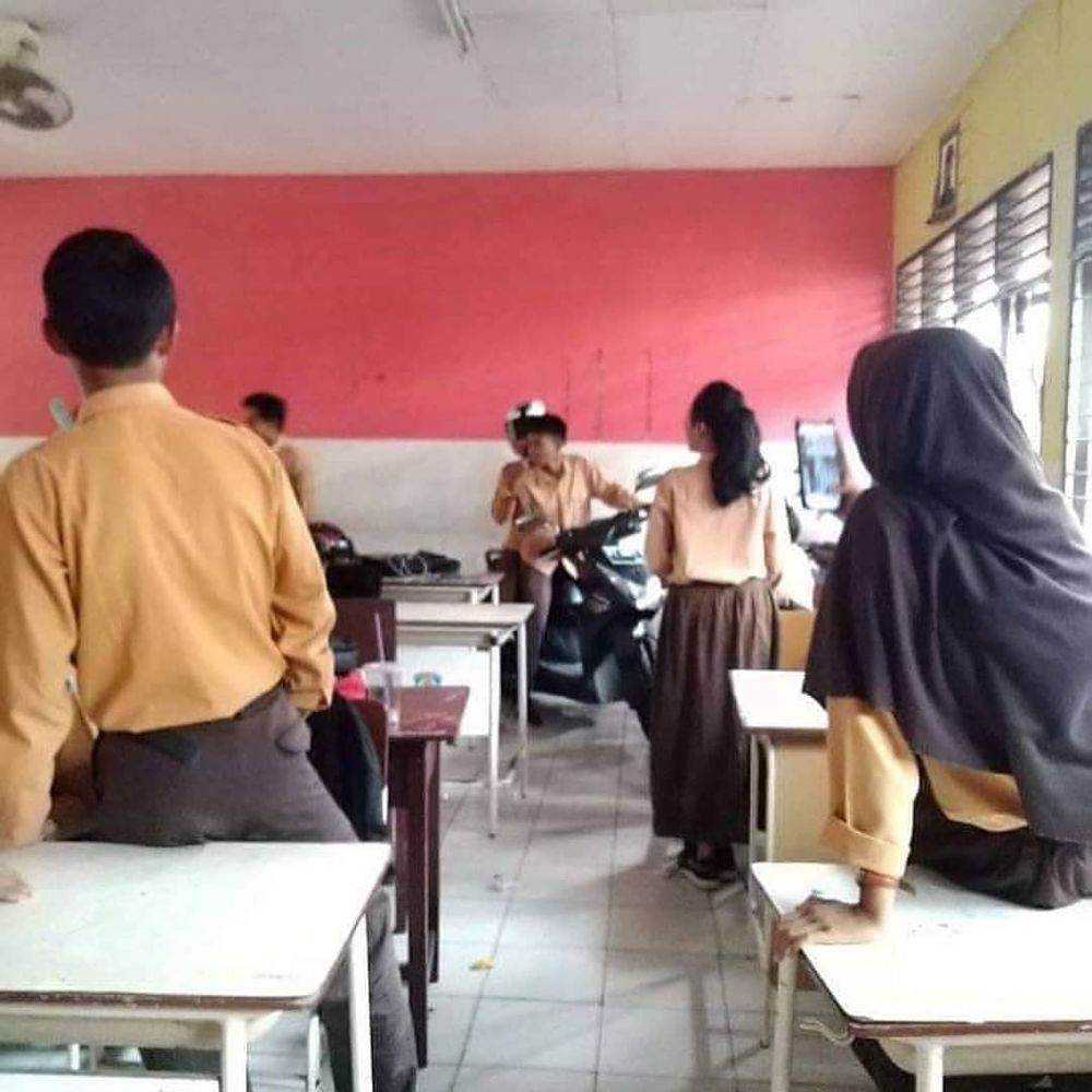9 Momen kocak murid saat disuruh guru ke depan kelas, ada-ada aja