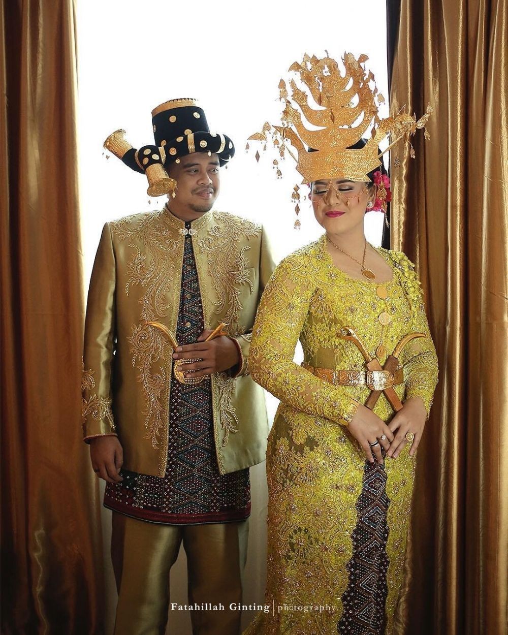 10 Potret seleb dengan baju adat Batak, pesonanya bak raja dan ratu