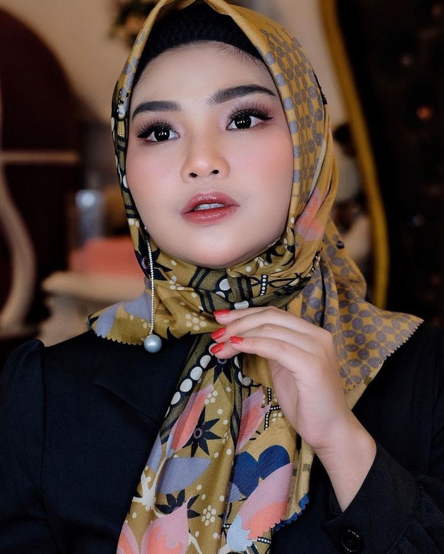 8 Potret terbaru Rosa Meldianti berhijab, tampilannya manglingi