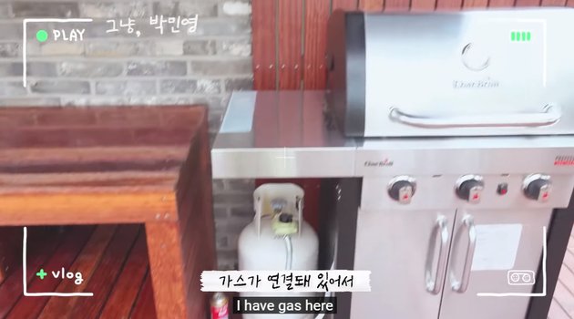 10 Potret rumah aktris Korea Park Min-young, rooftop-nya cozy