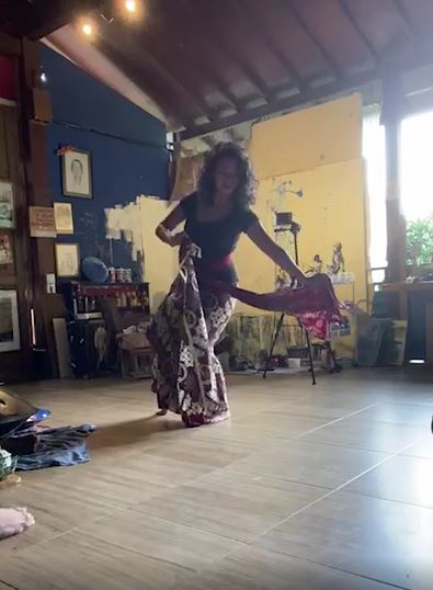 8 Potret terkini Ratri pasien 03 Covid-19, sibuk di dunia seni