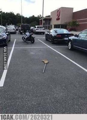 10 Momen pas di tempat parkir ini bikin lihat dua kali