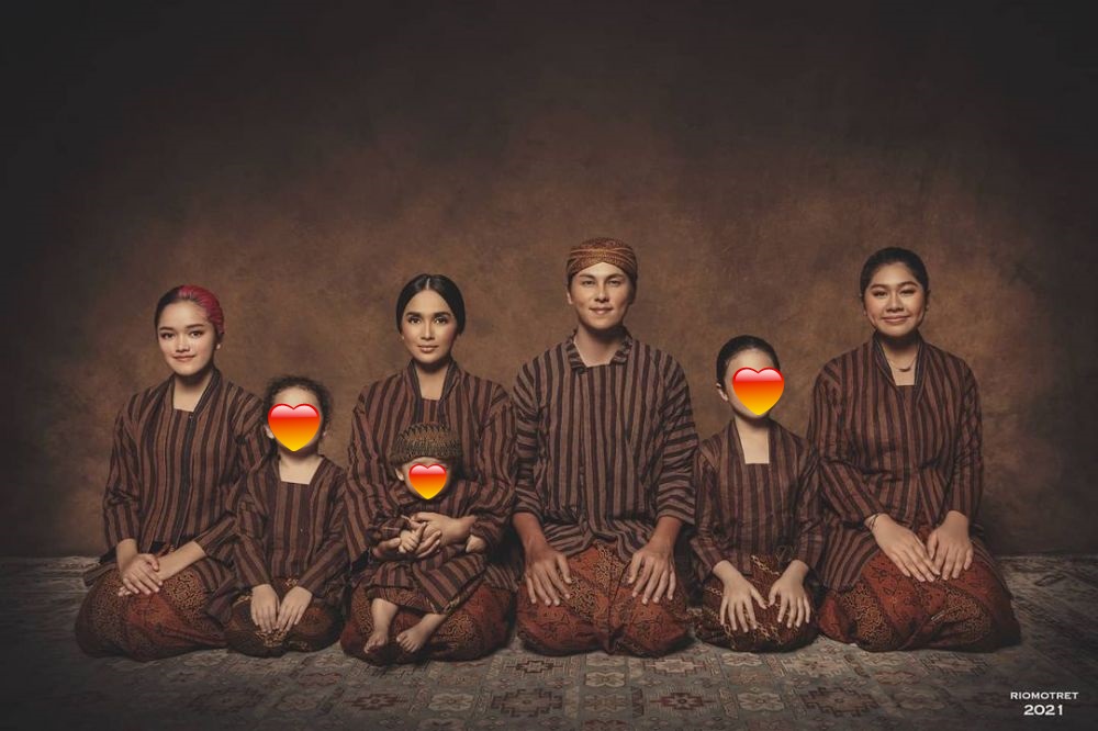 Gaya pemotretan 10 keluarga seleb dalam balutan busana adat