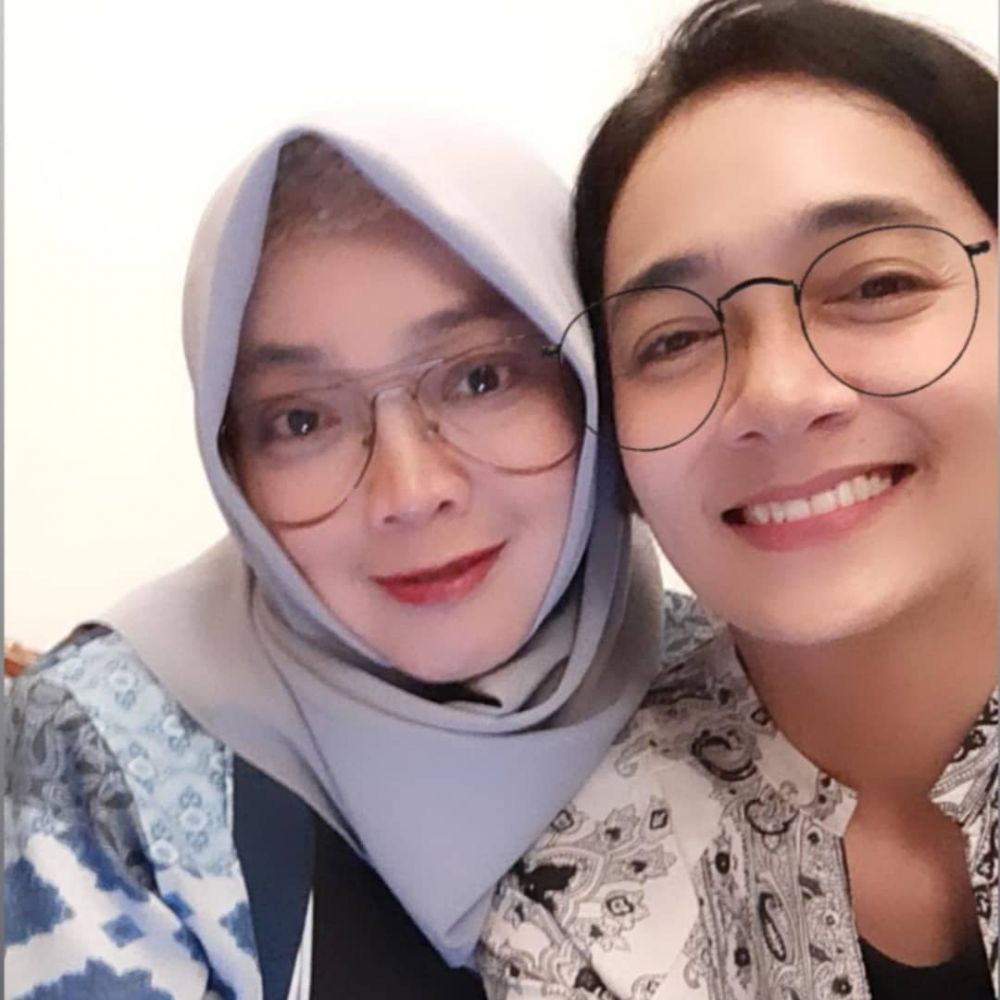 10 Potret kenangan Rina Gunawan dan keluarga Syach, penuh kehangatan
