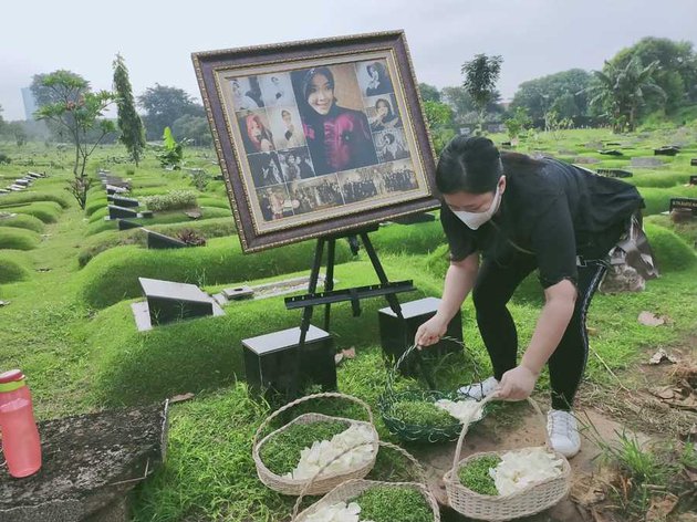 6 Potret persiapan pemakaman Rina Gunawan