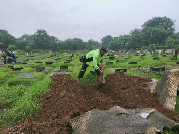 6 Potret persiapan pemakaman Rina Gunawan