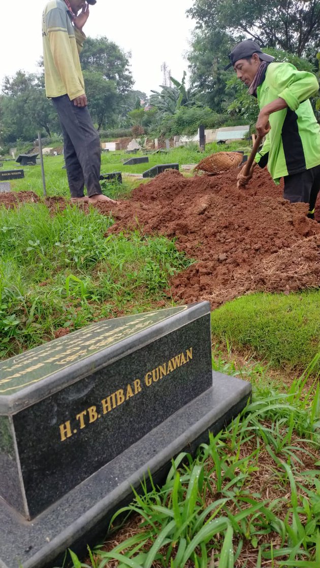 6 Potret persiapan pemakaman Rina Gunawan