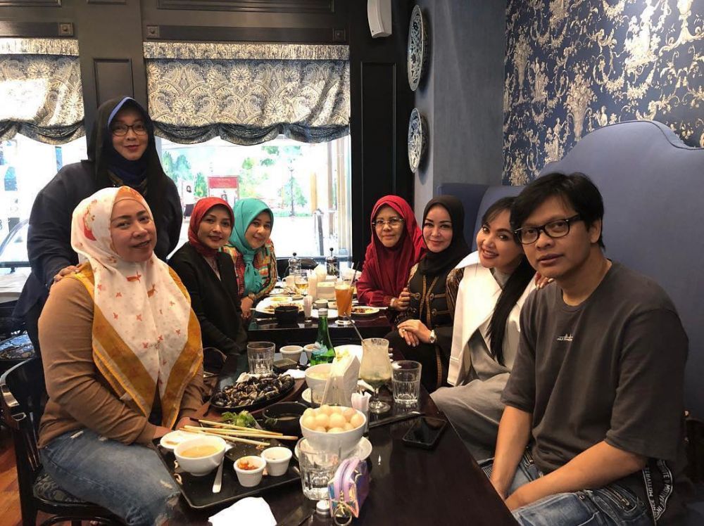 10 Potret kenangan kebersamaan Melly Goeslaw dan Rina Gunawan