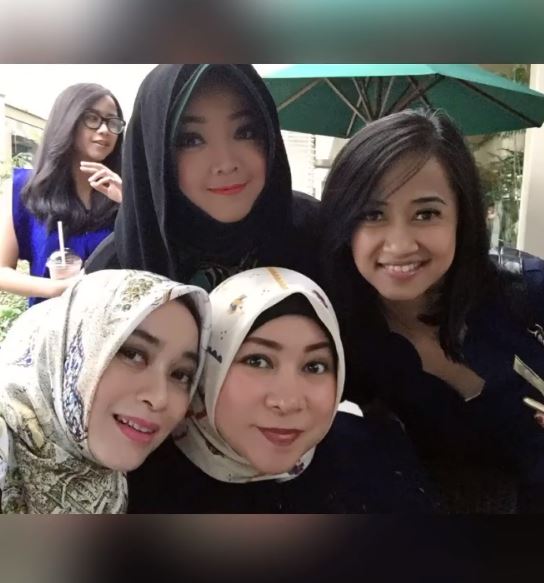 10 Potret kenangan kebersamaan Melly Goeslaw dan Rina Gunawan