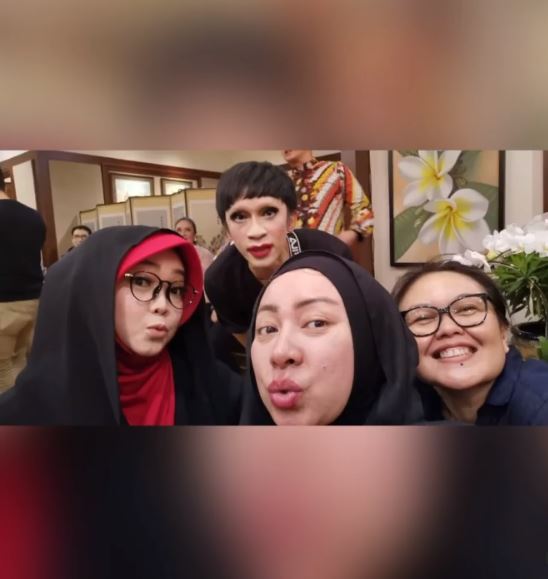 10 Potret kenangan kebersamaan Melly Goeslaw dan Rina Gunawan
