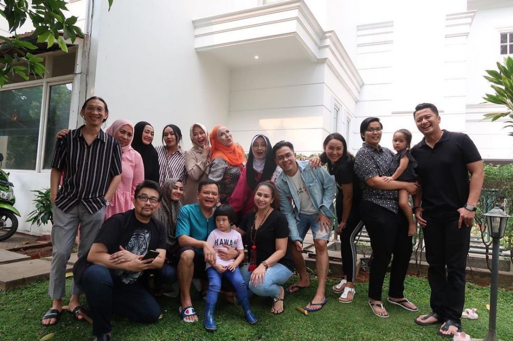 10 Potret kenangan kebersamaan Melly Goeslaw dan Rina Gunawan