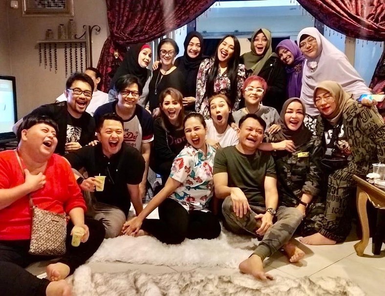 10 Potret kenangan kebersamaan Melly Goeslaw dan Rina Gunawan