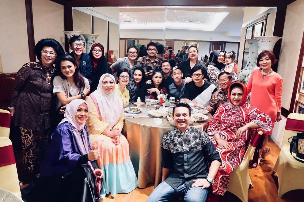 10 Potret kenangan kebersamaan Melly Goeslaw dan Rina Gunawan