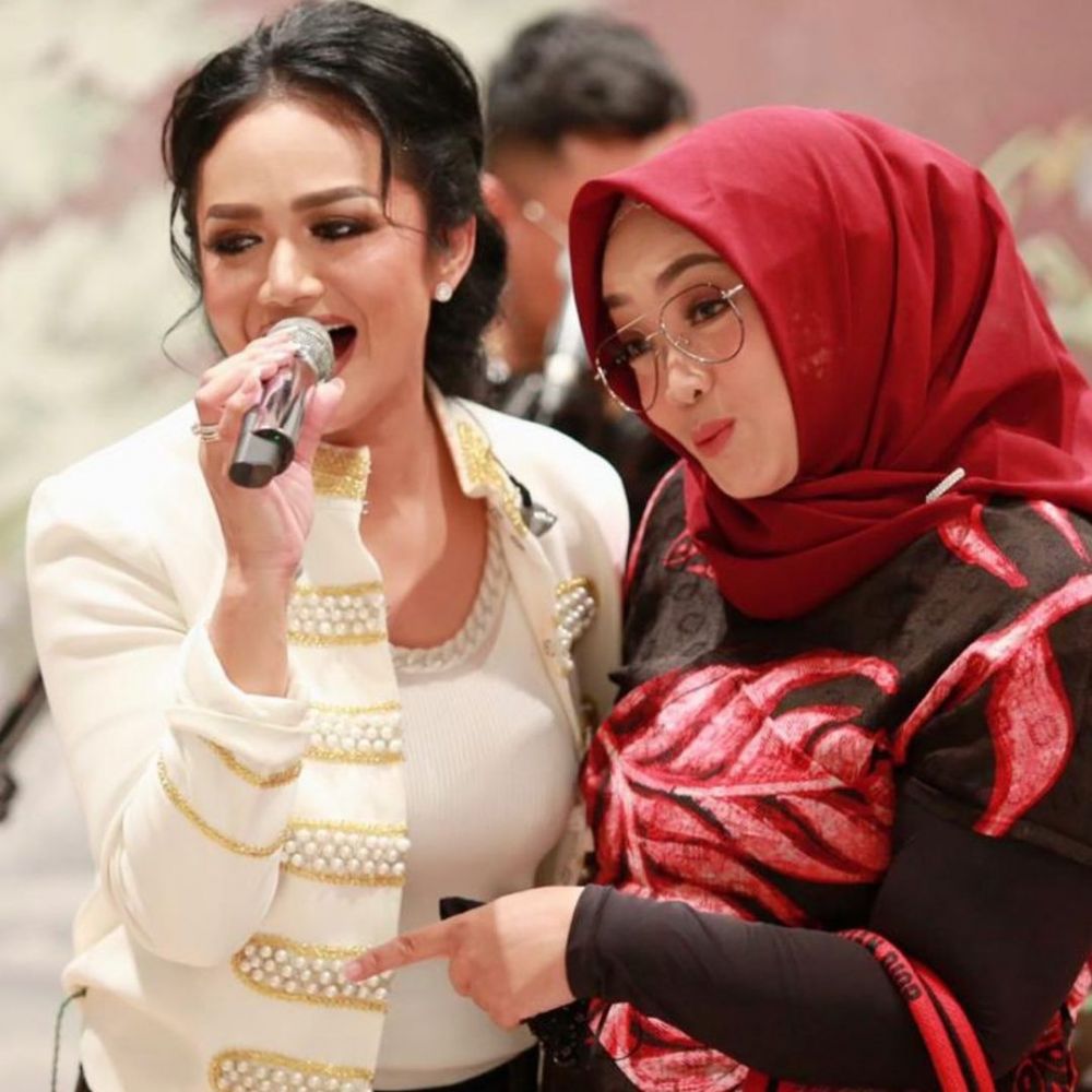 Bersahabat dekat, ini 8 potret kenangan Rina Gunawan & diva Tanah Air