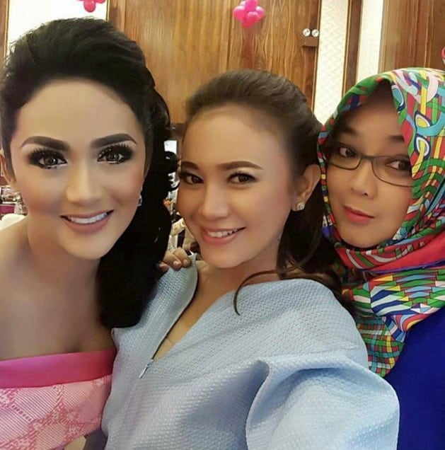 Bersahabat dekat, ini 8 potret kenangan Rina Gunawan & diva Tanah Air