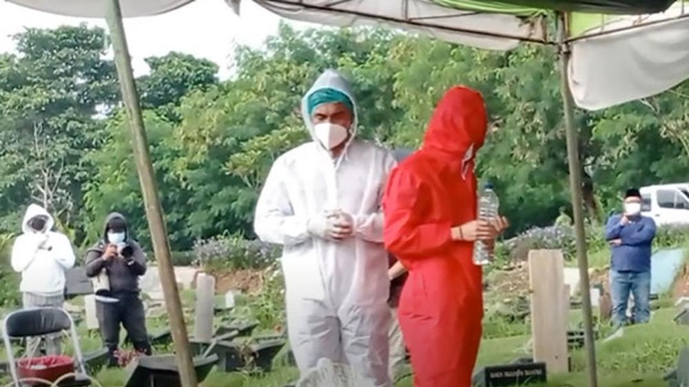 6 Momen pemakaman Rina Gunawan dilakukan dengan protokol kesehatan