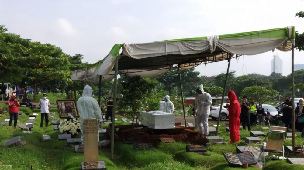 6 Momen pemakaman Rina Gunawan dilakukan dengan protokol kesehatan