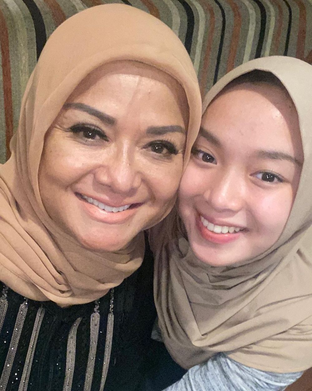10 Potret terbaru Betharia Sonata tampil berhijab, dipuji makin anggun