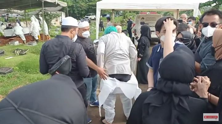 9 Potret ketegaran Teddy Syach di pemakaman Rina Gunawan