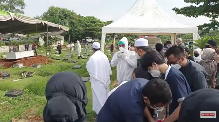 9 Potret ketegaran Teddy Syach di pemakaman Rina Gunawan