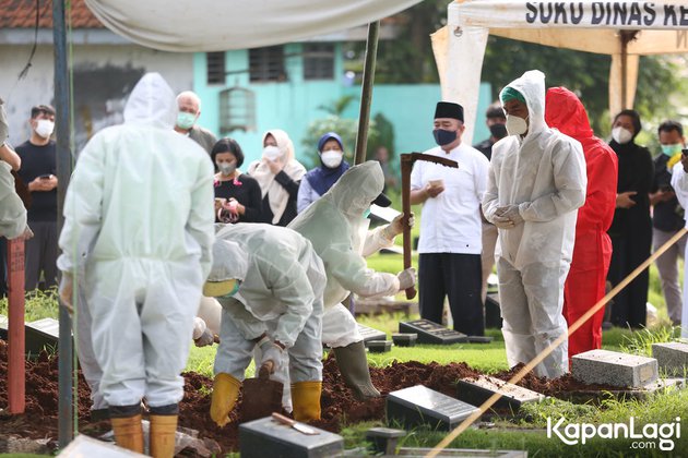 9 Potret ketegaran Teddy Syach di pemakaman Rina Gunawan