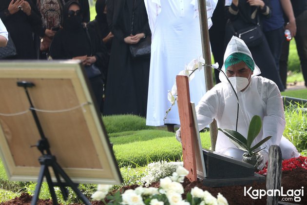 9 Potret ketegaran Teddy Syach di pemakaman Rina Gunawan