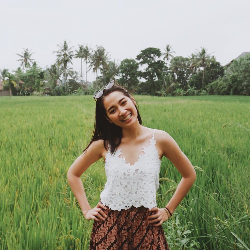 Beda gaya 10 seleb cantik pemotretan di sawah, Wulan Guritno memesona