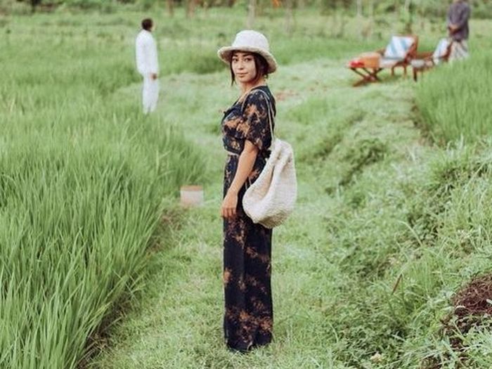 Beda gaya 10 seleb cantik pemotretan di sawah, Wulan Guritno memesona