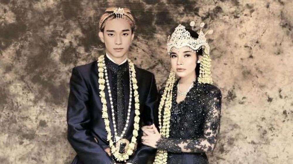 Foto editan lucu 11 seleb cantik mesra bareng idolanya, bikin ngakak