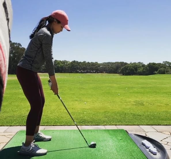 Potret 8 penyanyi cantik saat main golf, modis dan sporty