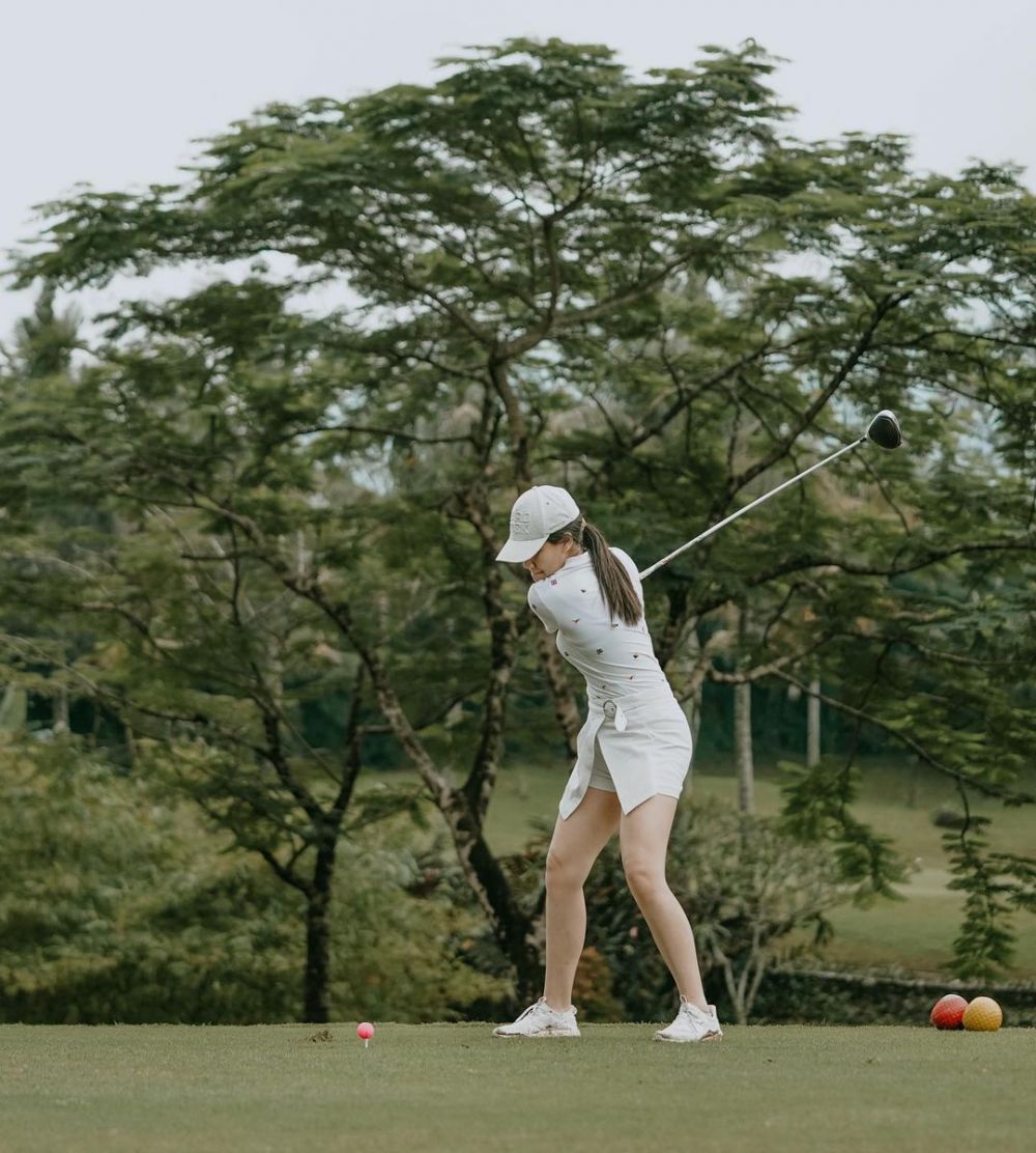 Potret 8 penyanyi cantik saat main golf, modis dan sporty