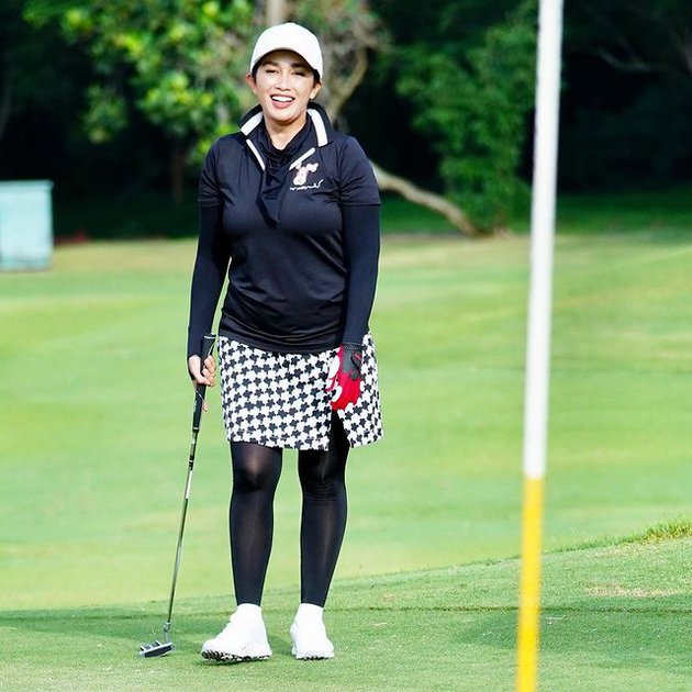 Potret 8 penyanyi cantik saat main golf, modis dan sporty
